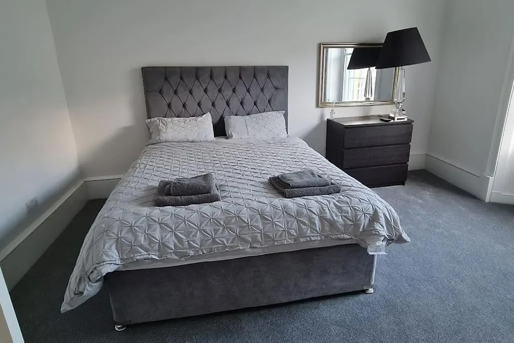 Large 4 Bed Apartment Edinburgh