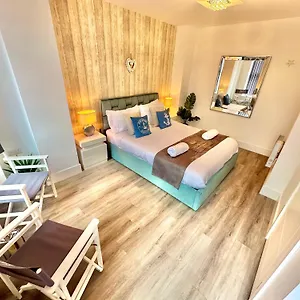  Apartment Coastal Vibes - Stunning With King Size Bed And Free Parking - Central Location And Close To Beach United Kingdom